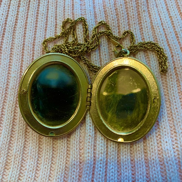 Vintage Cameo Locket Gold tone with 20” chain - Picture 2 of 3